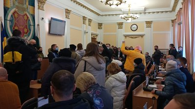 У Полтаві протест проти забудовника: люди перекрили рух транспорту в центрі У Полтаві протест проти забудовника: люди перекрили рух транспорту в центрі