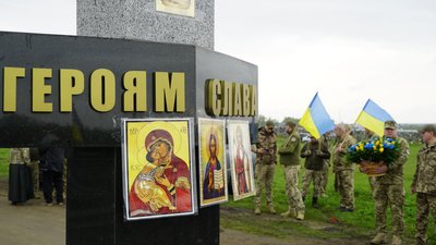 У Харкові на Алеї Слави вшанували полеглих захисників спільною молитвою