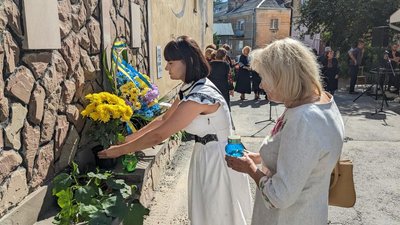 У Теребовлі біля "стіни смерті" люди кладуть квіти і запалені лампадки У Теребовлі біля "стіни смерті" люди кладуть квіти і запалені лампадки