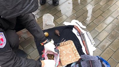 Вибухівку та боєприпаси приніс у сумці: на Херсонщині чоловік намагався збути зброю Вибухівку та боєприпаси приніс у сумці: на Херсонщині чоловік намагався збути зброю