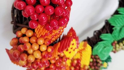 Калиновий вінок у стилі оригамі: на Тернопільщині мисткиня виготовила оберіг Калиновий вінок у стилі оригамі: на Тернопільщині мисткиня виготовила оберіг