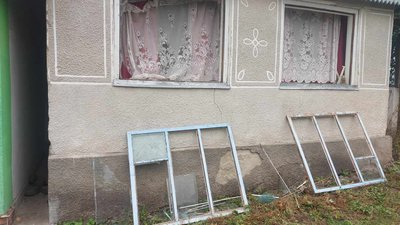 Будинок Галини Хомишиної, у якому повибивало вікна внаслідок вибухової хвилі, 15 вересня 2023. Фото: Суспільне Хмельницький/Вікторія Мельник Будинок Галини Хомишиної, у якому повибивало вікна внаслідок вибухової хвилі, 15 вересня 2023. Фото: Суспільне Хмельницький/Вікторія Мельник