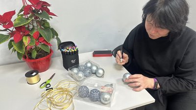 Рідні загиблих прикрасили алею пам'яті у Черкасах іменними прикрасами на честь близьких Рідні загиблих прикрасили алею пам'яті у Черкасах іменними прикрасами на честь близьких