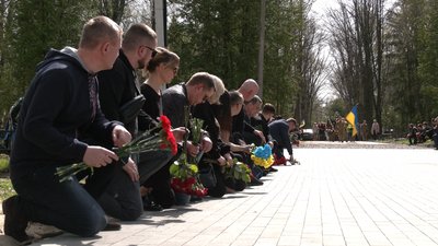 Пішов добровольцем захищати Чернігів та загинув на Донеччині: в останню путь провели снайпера Юрія Калмикова Пішов добровольцем захищати Чернігів та загинув на Донеччині: в останню путь провели снайпера Юрія Калмикова