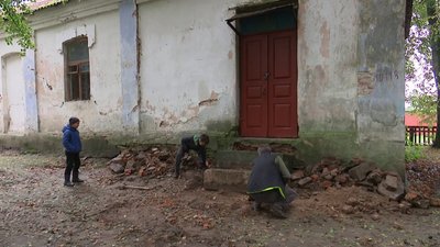 Мешканці села на Сумщині майже століття ходили сходинками зі старовинних надгробків