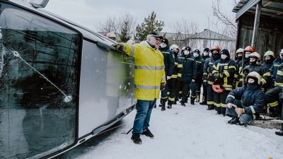 Рятувальники Тернопільщини навчалися застосовувати обладнання при ліквідації ДТП Рятувальники Тернопільщини навчалися застосовувати обладнання при ліквідації ДТП