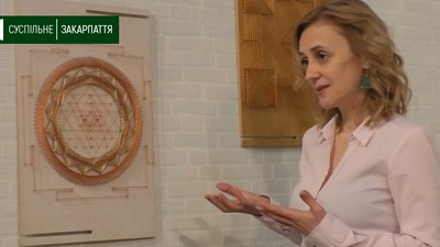Картини та столики технікою нитяної графіки робить Леся Поліха