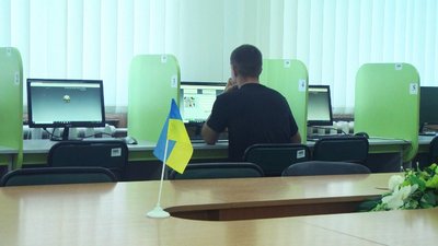 Нові правила та відсутність реєстрації онлайн: чому біля сервісного центру МВС у Вінниці черга Нові правила та відсутність реєстрації онлайн: чому біля сервісного центру МВС у Вінниці черга