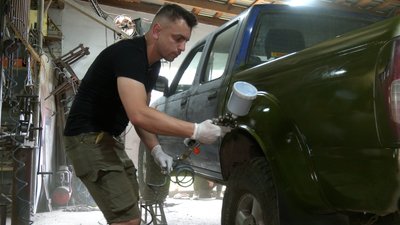 Волонтери із селища Перегінське на Франківщині ремонтують автомобілі для бійців на фронт Волонтери із селища Перегінське на Франківщині ремонтують автомобілі для бійців на фронт