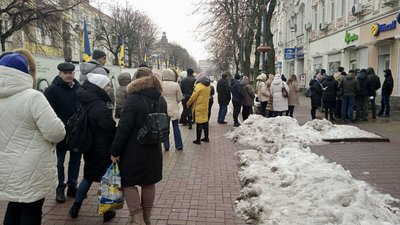 У Хмельницькому містяни стоять в чергах за сім-картами У Хмельницькому містяни стоять в чергах за сім-картами