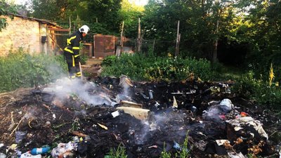 На Черкащині спалахнули сім пожеж сухої трави та сміття, їх згасили