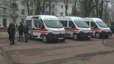 Три лікарні Хмельниччини отримали нові реанімобілі
