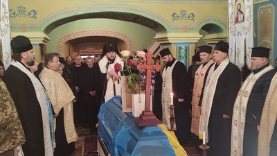 На Тернопільщині попрощалися із трьома військовослужбовцями На Тернопільщині попрощалися із трьома військовослужбовцями