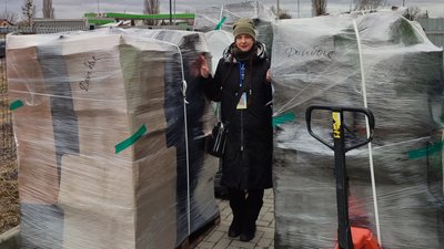 Збирають та довозять допомогу на схід: як у Луцьку працює благодійний фонд "Бусінка" Збирають та довозять допомогу на схід: як у Луцьку працює благодійний фонд "Бусінка"
