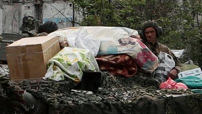 Українська біженка впізнала свої речі на танку російського мародера