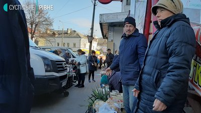 Поліція не дає розгорнутись торговцям біля ринку у Рівному Поліція не дає розгорнутись торговцям біля ринку у Рівному