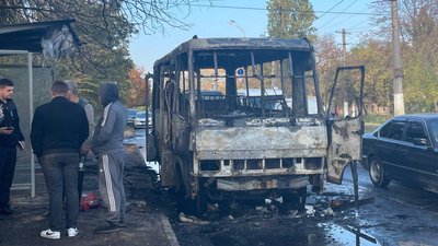 Вогонь спалахнув на ходу: в Одесі вщент згоріла маршрутка