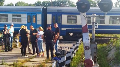 На Житомирщині на залізничному переїзді травмувалися двоє людей