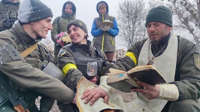 Каски замість вінчальних корон: нацгвардійці побралися на блок-посту у Вінниці Каски замість вінчальних корон: нацгвардійці побралися на блок-посту у Вінниці