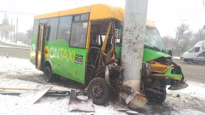 Маршрутка через негоду врізалась в стовп у Сумах Маршрутка через негоду врізалась в стовп у Сумах