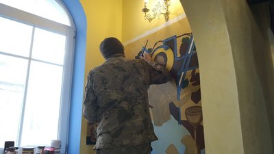 Працюють у візантійському стилі: нацгвардійці розписують храм на Вінниччині Працюють у візантійському стилі: нацгвардійці розписують храм на Вінниччині
