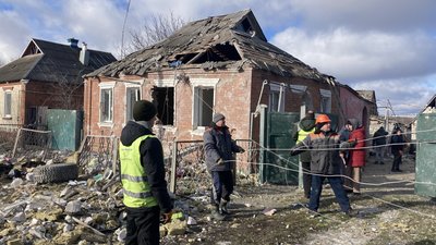 У Золочеві усувають наслідки ракетних ударів С-300, 6 лютого 2024 року 2 У Золочеві усувають наслідки ракетних ударів С-300, 6 лютого 2024 року 2