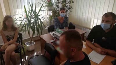 Зірвали дорожній знак: на батьків тіктокерок з Харківщини склали адмінпротокол