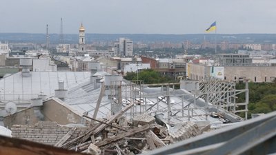 Волонтери поміняли прапор на будівлі ОДА у Харкові — фото