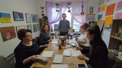 Терапія мистецтвом: у Луцьку навчали створювати картини, що імітують кераміку