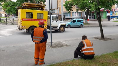 У Харкові електроопора впала на автомобіль У Харкові електроопора впала на автомобіль