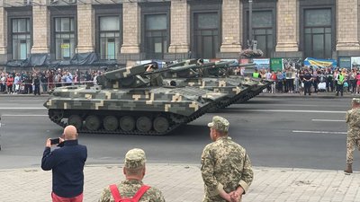 Новітнє озброєння та літаки. Як у Києві проходить репетиція параду до Дня Незалежності Новітнє озброєння та літаки. Як у Києві проходить репетиція параду до Дня Незалежності