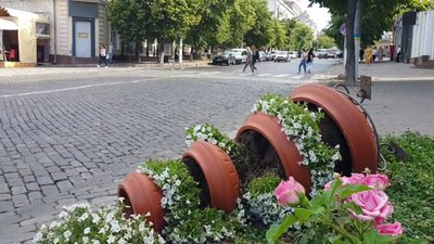 "Нашу працю з лайном змішали". У Кропивницькому вночі перекинули квіткові чаші, які місяць тому поставив "Благоустрій" "Нашу працю з лайном змішали". У Кропивницькому вночі перекинули квіткові чаші, які місяць тому поставив "Благоустрій"
