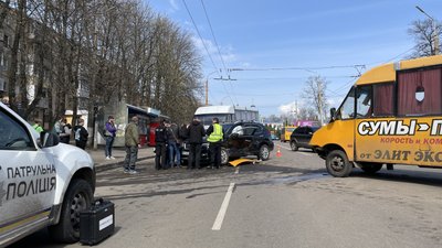 На вулиці Британська у Сумах сталася аварія за участі двох маршруток та автівки На вулиці Британська у Сумах сталася аварія за участі двох маршруток та автівки