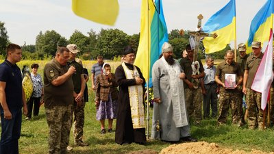 У Сосниці попрощалися із бійцем, який обороняв Донеччину У Сосниці попрощалися із бійцем, який обороняв Донеччину