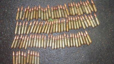 Поліцейські Рівненщини затримали підозрюваного у продажі зброї. Поліцейські Рівненщини затримали підозрюваного у продажі зброї.