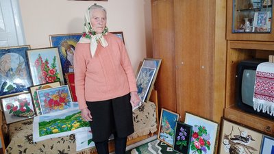 82-річна вишивальниця з Хмельниччини хоче купити дрони для ЗСУ