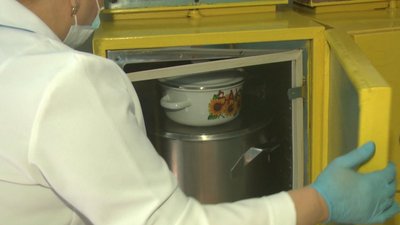 Вдень на молочні кухні готують 50 порцій кефіру та 100 порцій пасти. Фото: Суспільне Поділля Вдень на молочні кухні готують 50 порцій кефіру та 100 порцій пасти. Фото: Суспільне Поділля