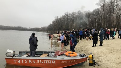Водохреще у Чернігові: як це відбувалось на пляжі "Золотий берег" Водохреще у Чернігові: як це відбувалось на пляжі "Золотий берег"
