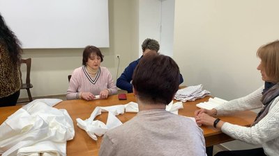 В музеї у Тернополі виготовляють медичні перев'язки В музеї у Тернополі виготовляють медичні перев'язки