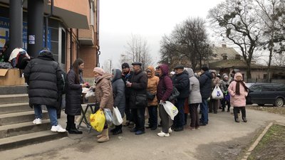 "Це допомога дуже гарна": для окремих категорій ВПО у Полтаві роздають гарячі обіди "Це допомога дуже гарна": для окремих категорій ВПО у Полтаві роздають гарячі обіди