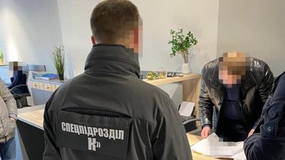 Ділки у Житомирі і Рівному штучно зменшували розміри митних платежів до державного бюджету Ділки у Житомирі і Рівному штучно зменшували розміри митних платежів до державного бюджету