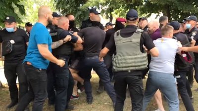 Кухарчук VS ОПЗЖ: у Черкасах під будівлею суду сталася бійка Кухарчук VS ОПЗЖ: у Черкасах під будівлею суду сталася бійка