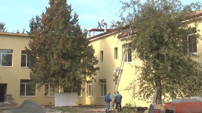 На Хмельниччині через недобудовану вчасно школу діти вчаться дистанційно. Батьки обурені