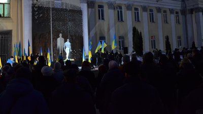 Реконструкція подій Майдану, фаєри та Тризуб з лампадок: у Житомирі вшанували Небесну Сотню Реконструкція подій Майдану, фаєри та Тризуб з лампадок: у Житомирі вшанували Небесну Сотню