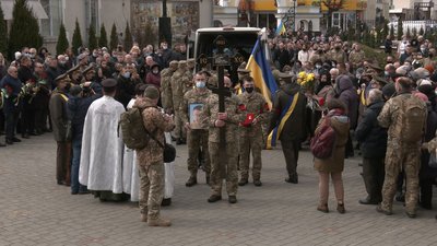 У Луцьку попрощалися із загиблим в зоні ООС військовим У Луцьку попрощалися із загиблим в зоні ООС військовим