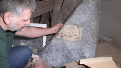 Архітектор Іван Щурко показав бляху, якою був покритий палац. Архітектор Іван Щурко показав бляху, якою був покритий палац.