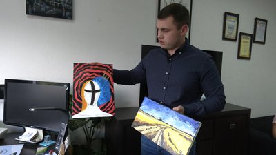 У Франківську на аукціоні продають набори марок та картини, щоб зібрати гроші для ЗСУ У Франківську на аукціоні продають набори марок та картини, щоб зібрати гроші для ЗСУ