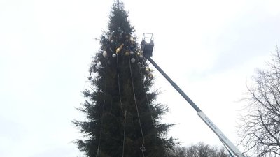 У Вінниці розбирають головну ялинку У Вінниці розбирають головну ялинку