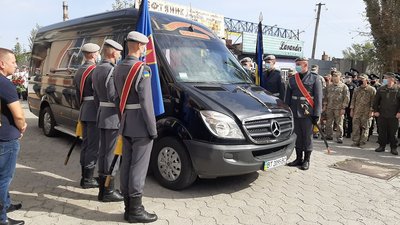 У Херсоні прощаються із курсантом, який загинув в авіакатасрофі АН-26 У Херсоні прощаються із курсантом, який загинув в авіакатасрофі АН-26