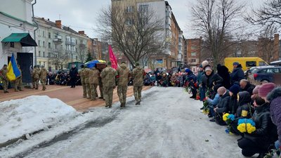 "Казав, що треба йти і захищати Україну". У Сумах попрощалися з солдатом Юрієм Каблюком "Казав, що треба йти і захищати Україну". У Сумах попрощалися з солдатом Юрієм Каблюком